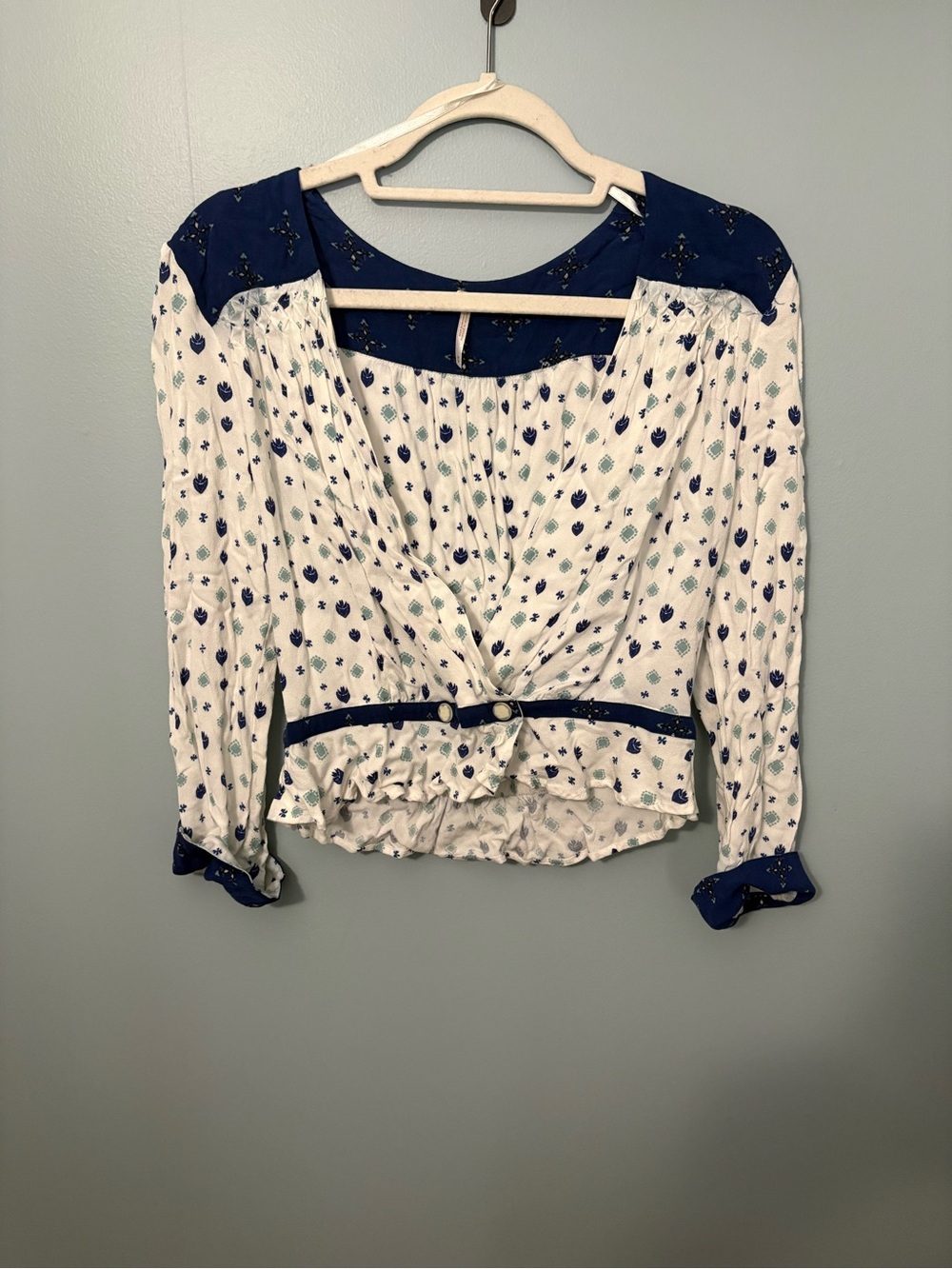 Free People Women’s Navy and Cream Floral Cropped Blouse